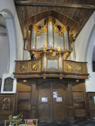 Restauratie van het beeldhouwwerk in de balustrade van het orgel te Wezembeek Oppen.